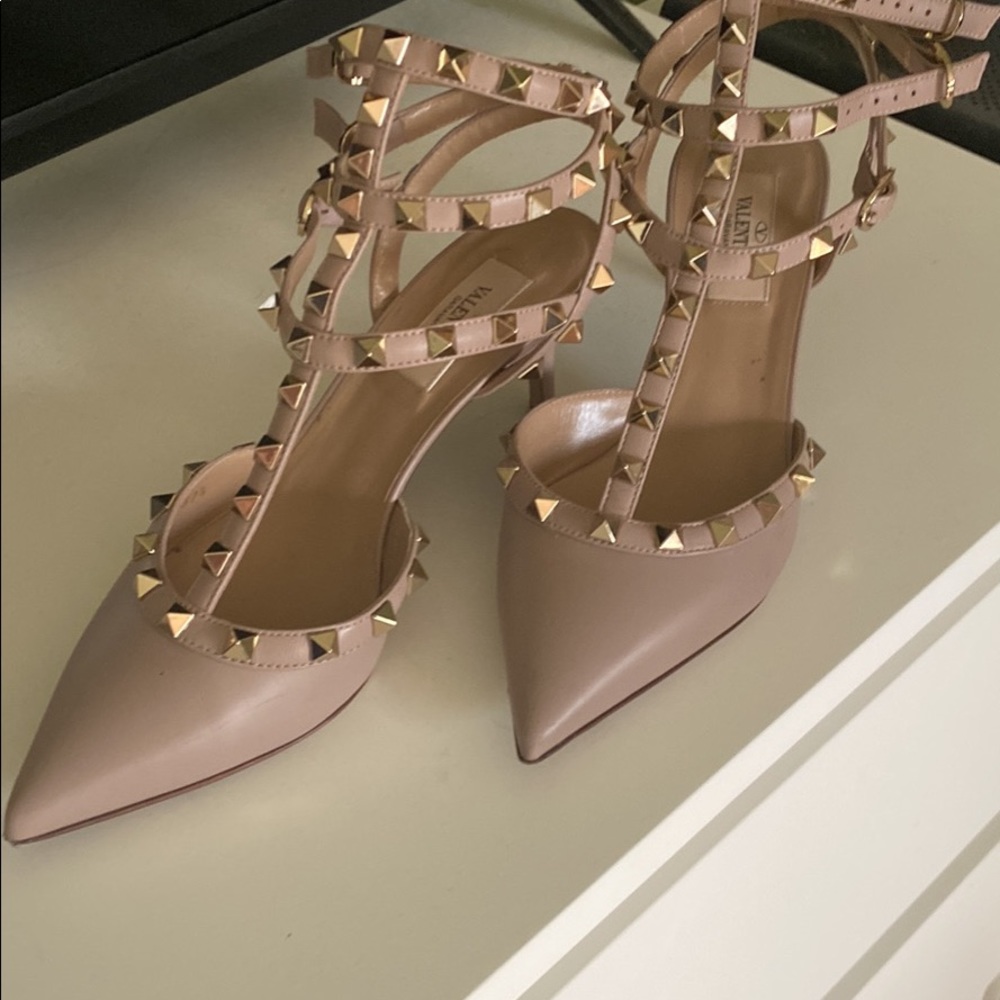 Valentino Gravani Rockstud cage heel, beige.